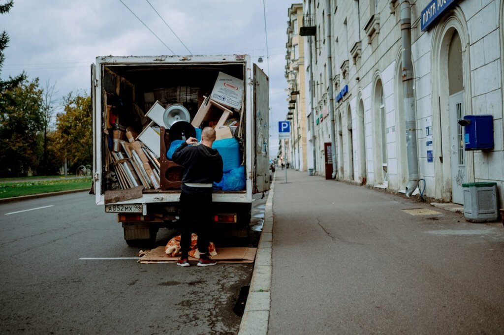 Furniture loading reference for movers in Dubai